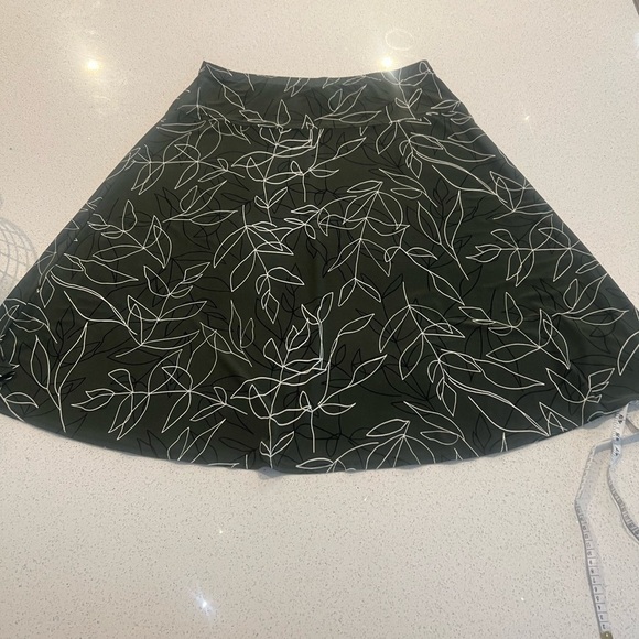 Roz & Ali Green with Black and White Leaf Pattern Flare Stretchy Skirt - Picture 3 of 11